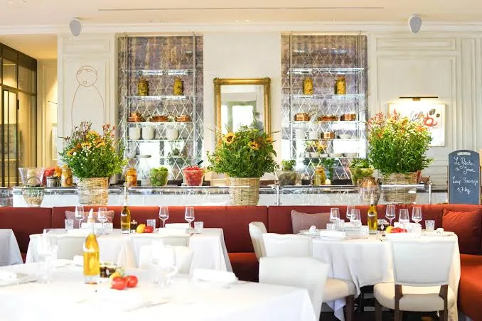 La Petite Maison - flowers dining room