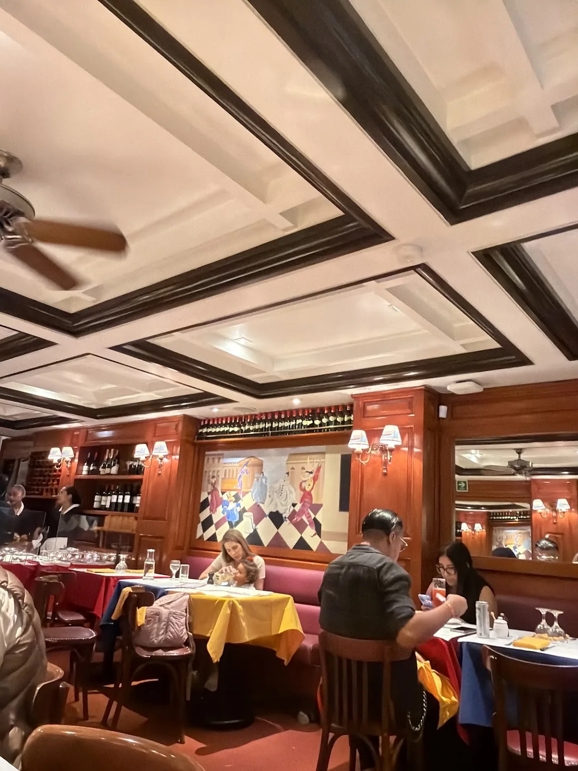 L'Entrecote Polanco - dining room with red banquettes