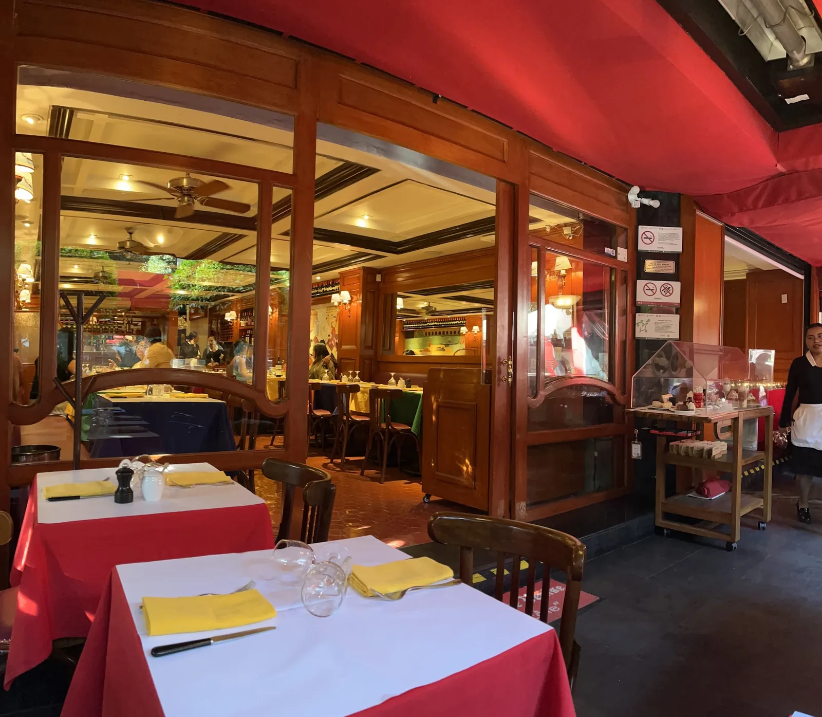 L'Entrecote Polanco - dining room with red table linen