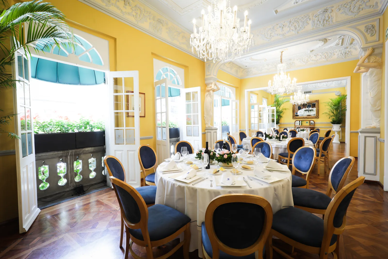 Les Moustaches - round tables by the conservatory