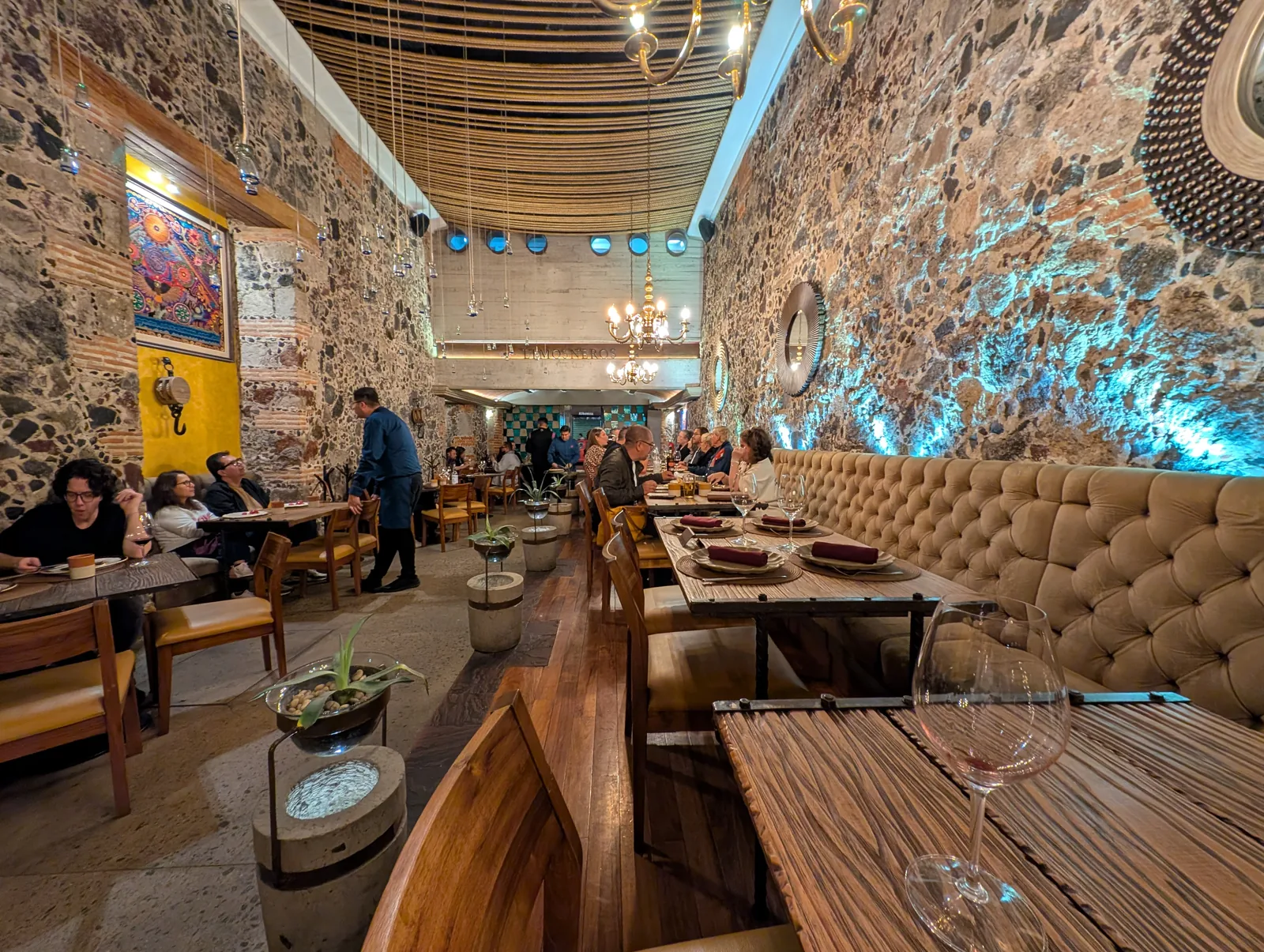 Limosneros - interior dining room bar