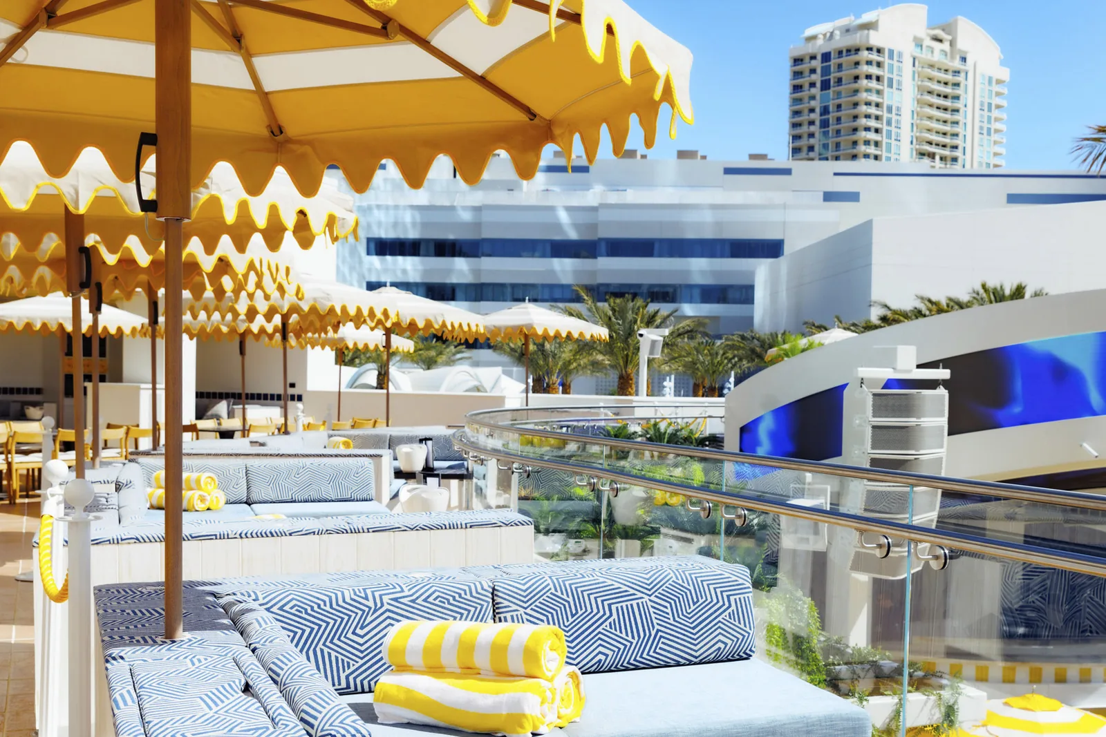 LIV Beach at Fontainebleau - night club 3
