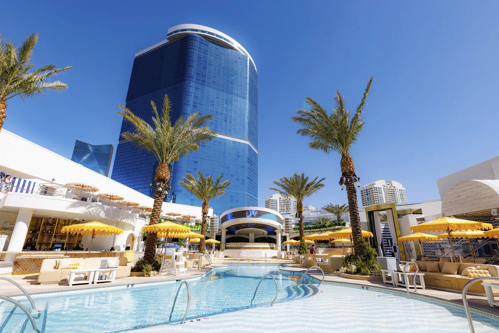 LIV Beach at Fontainebleau - night club 4