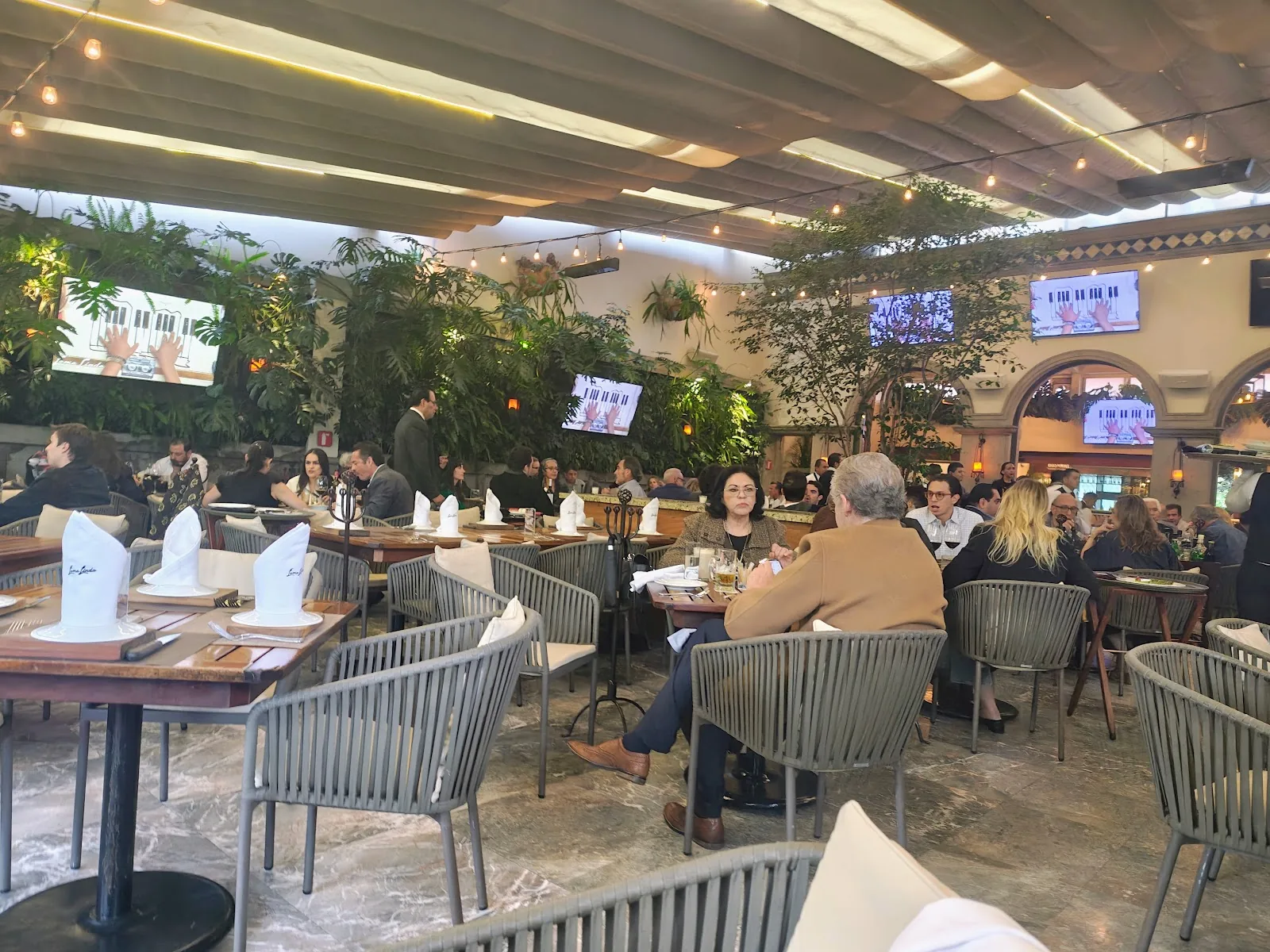 Loma Linda - Reforma - interior garden dining room