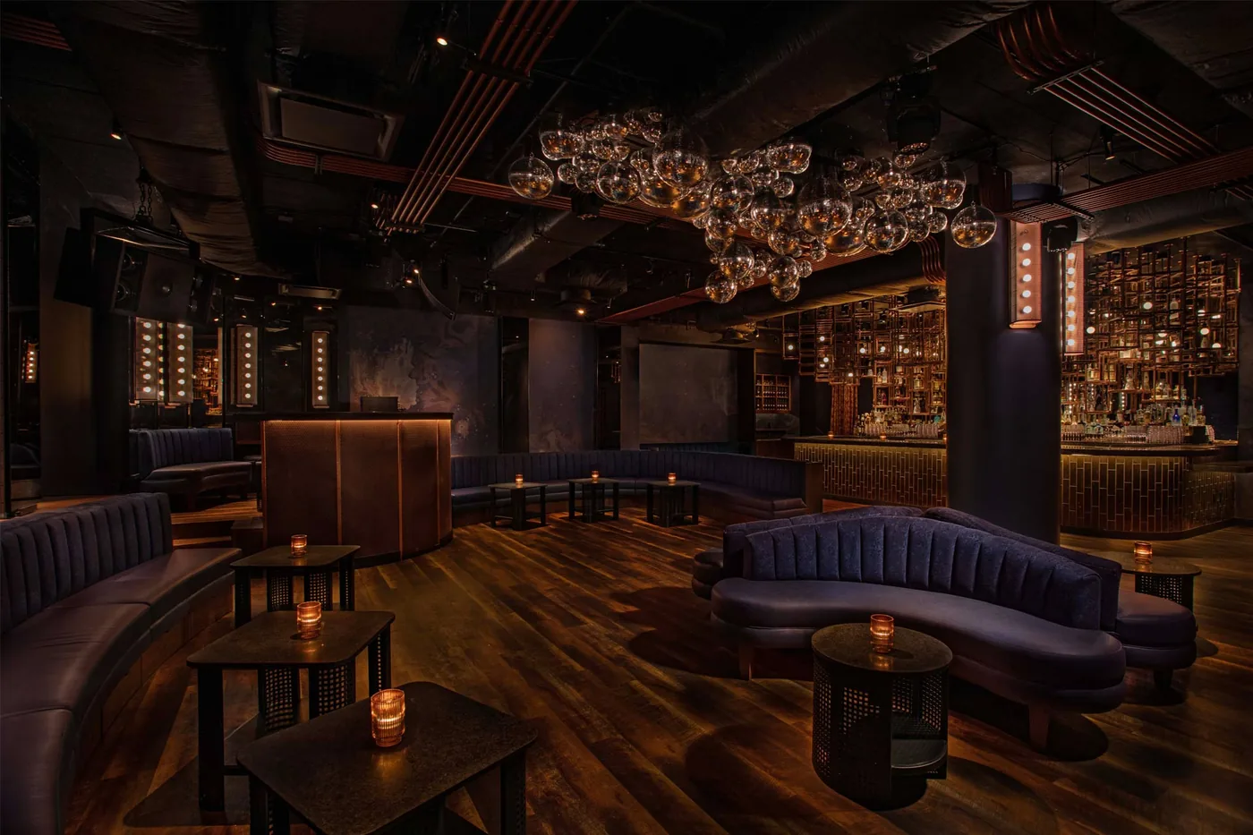 Loosie's - dance floor banquettes