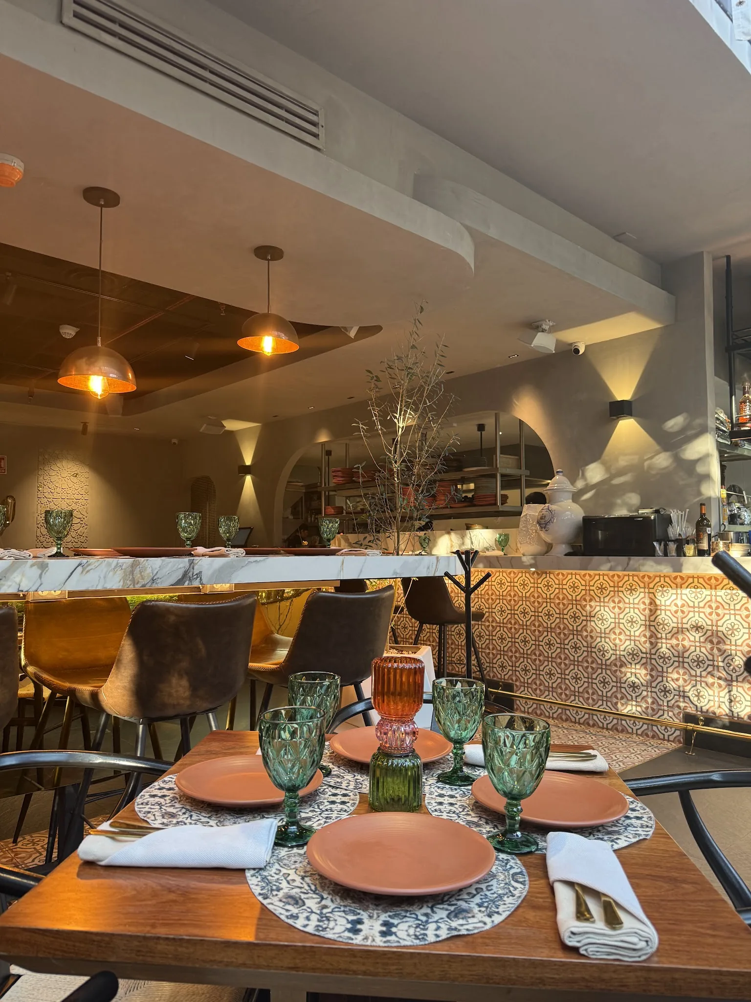 Loretta Chic Bistrot - dining room with counter