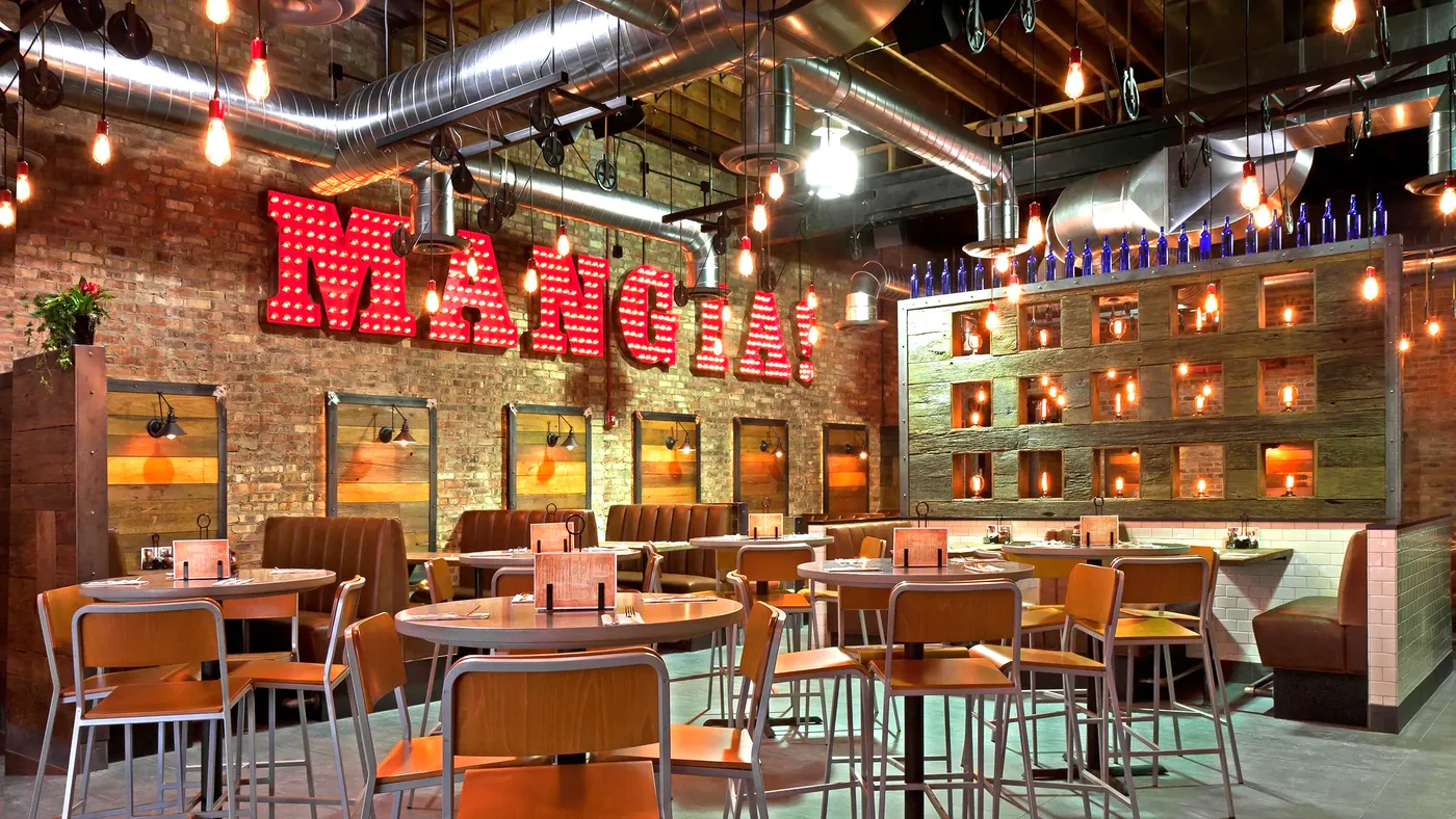 Lou Malnati's Pizzeria - dining room 2