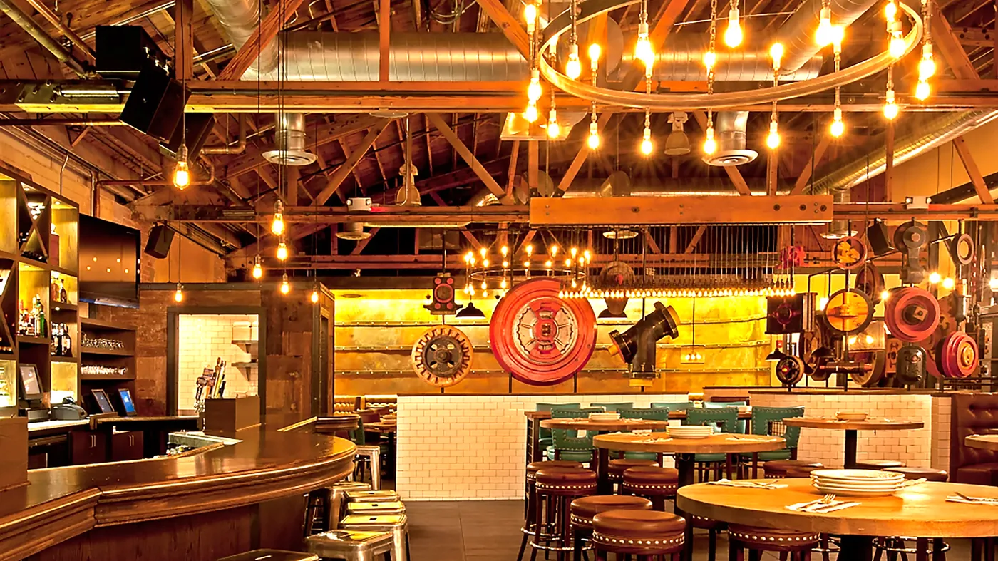 Lou Malnati's Pizzeria - dining room