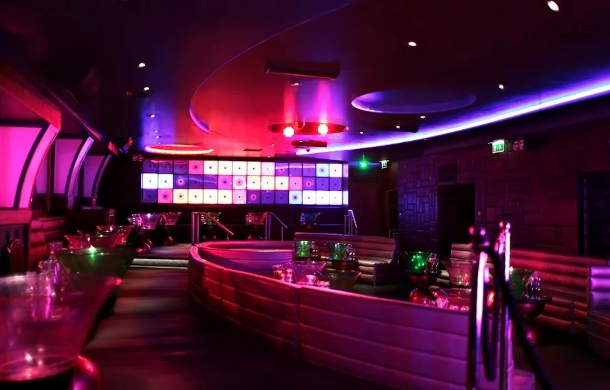 Maddox - main room led disc wall
