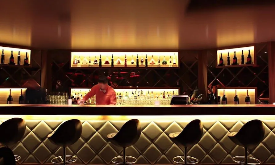 Maddox - back lit bar