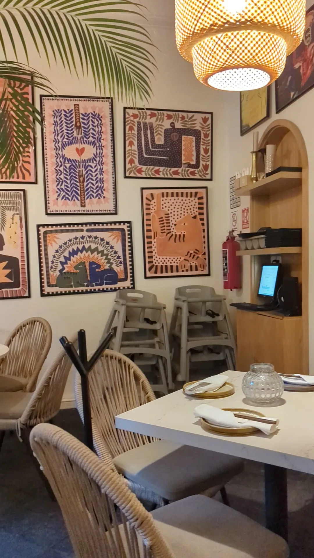 Manaw - dining room with framed artwork