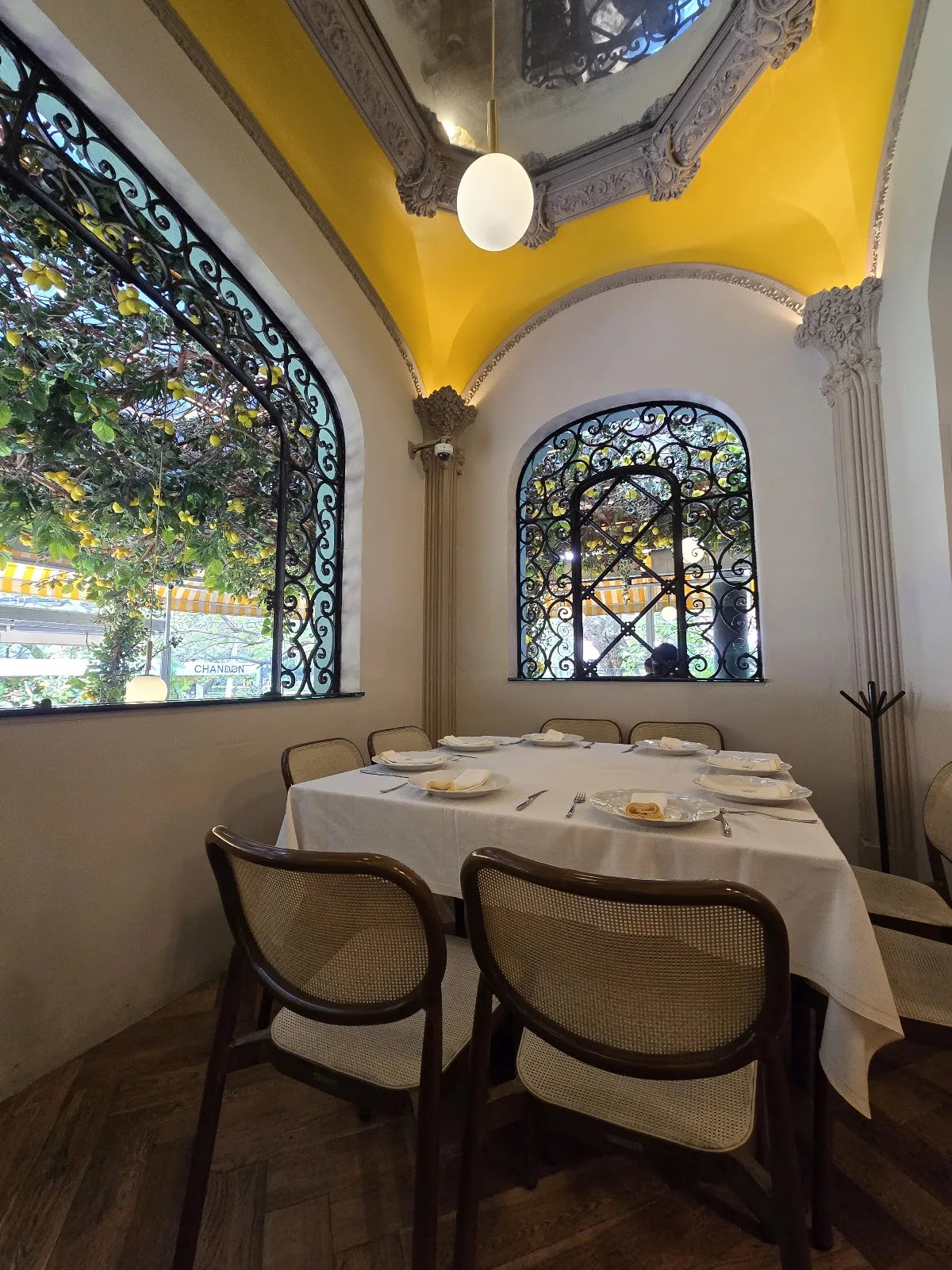 Mandolina - dining room arched windows