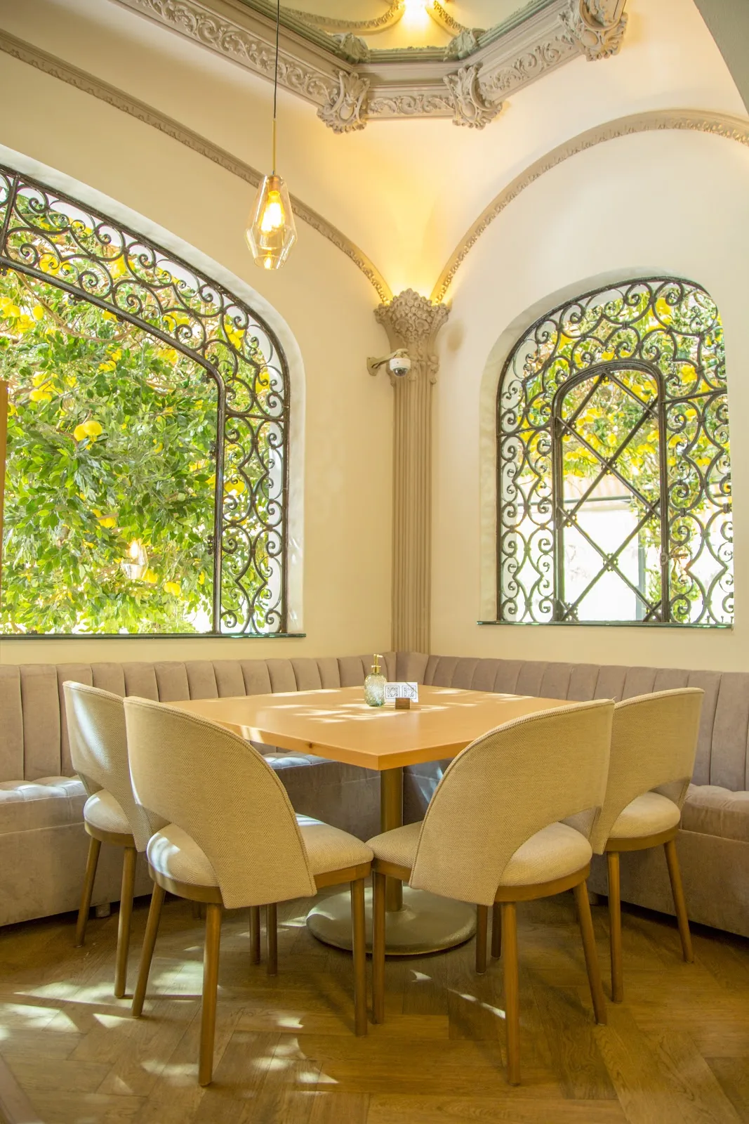 Mandolina - dining room window table