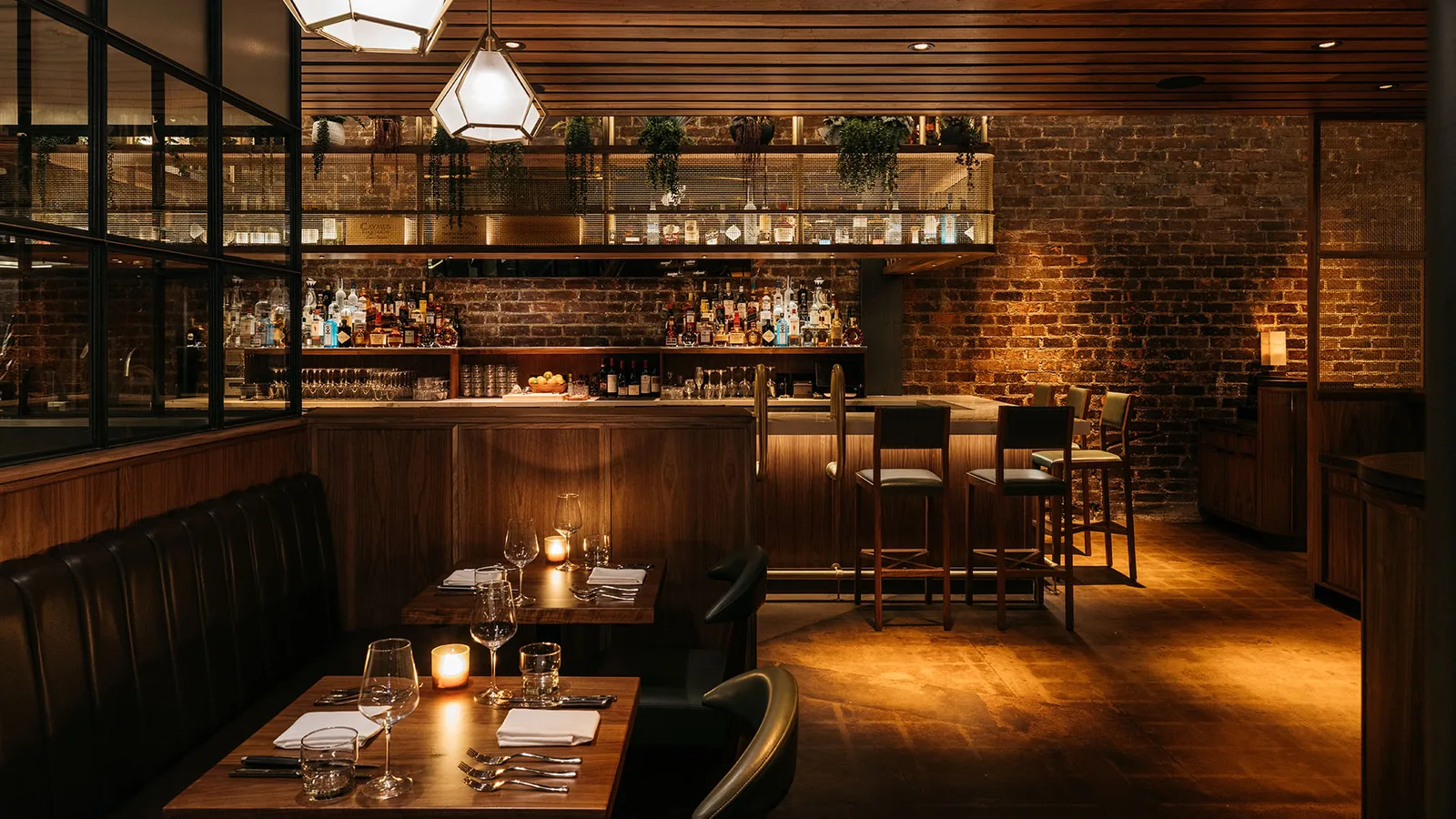 Matu - banquette brick wall