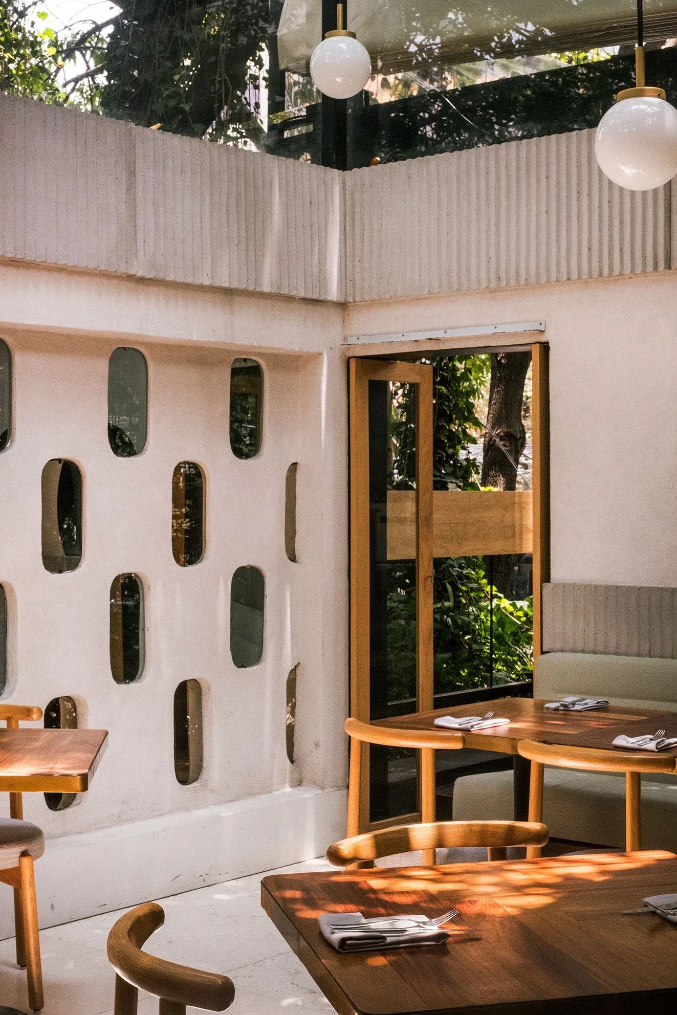 Meroma - dining room daylight