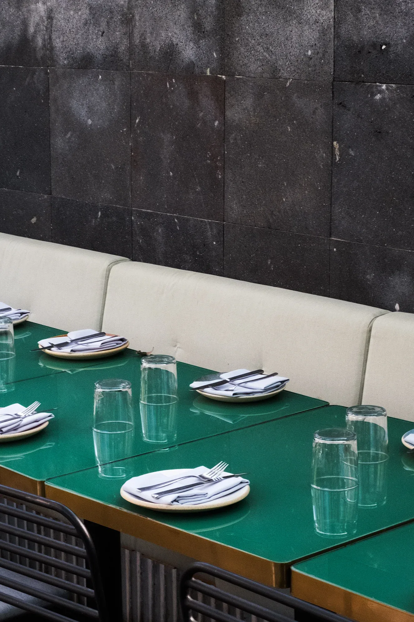 Meroma - banquette and green tables