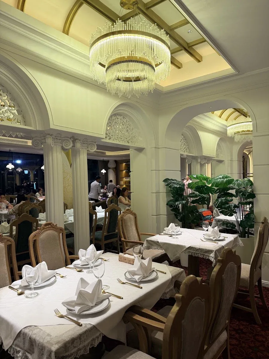 Methavalai Sorndaeng - add crystal chandelier over white tables