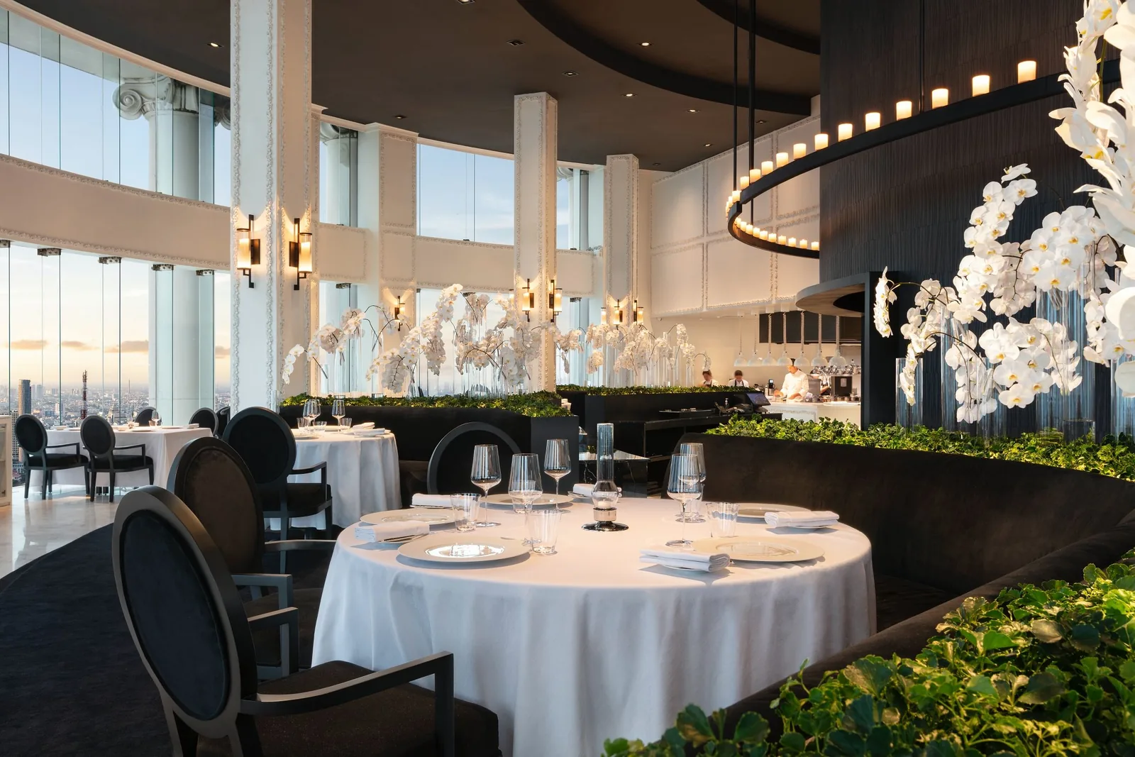 Mezzaluna - orchid chandelier table setting