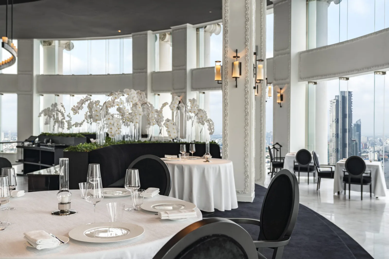 Mezzaluna - dining room wide