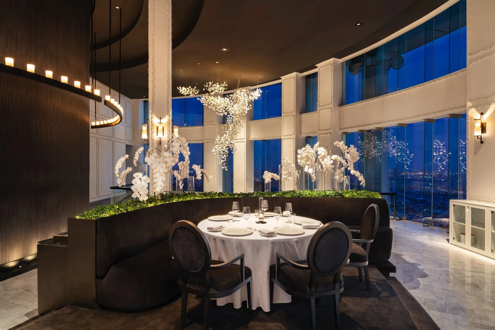 Mezzaluna - dining alcove window