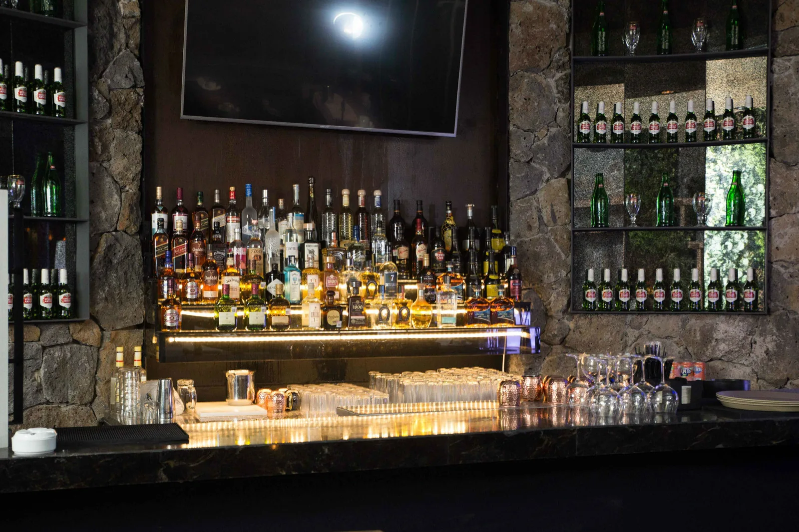Mochomos - back bar with stone wall