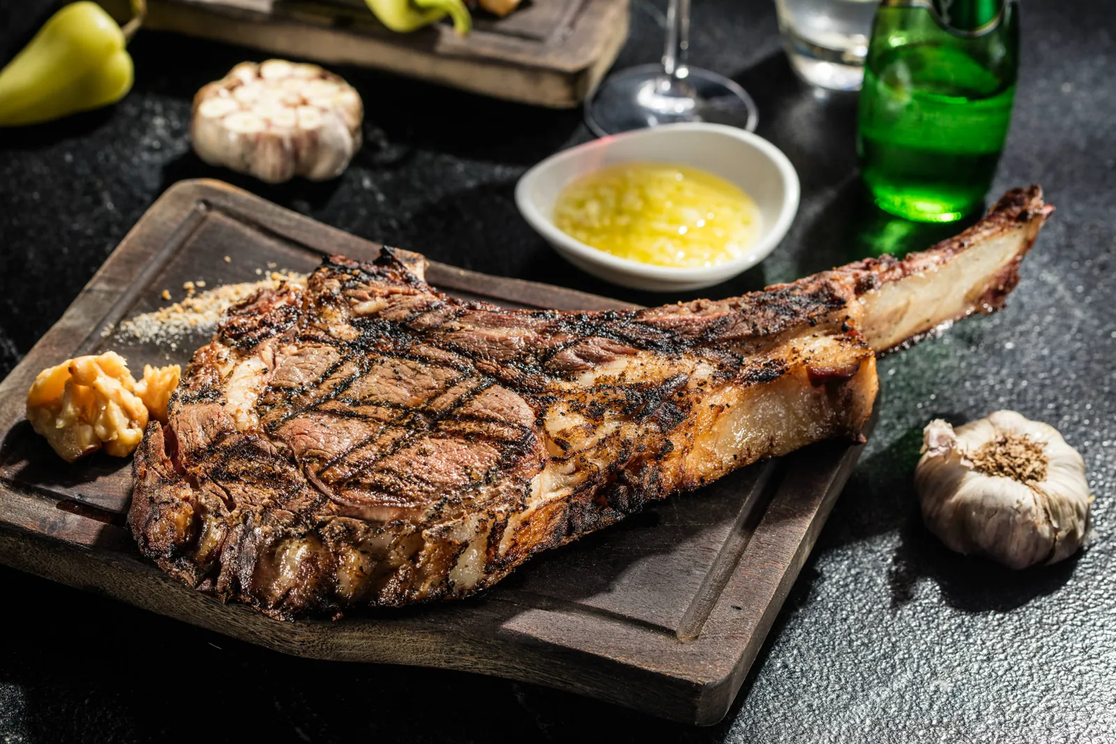 Mochomos - tomahawk steak on board