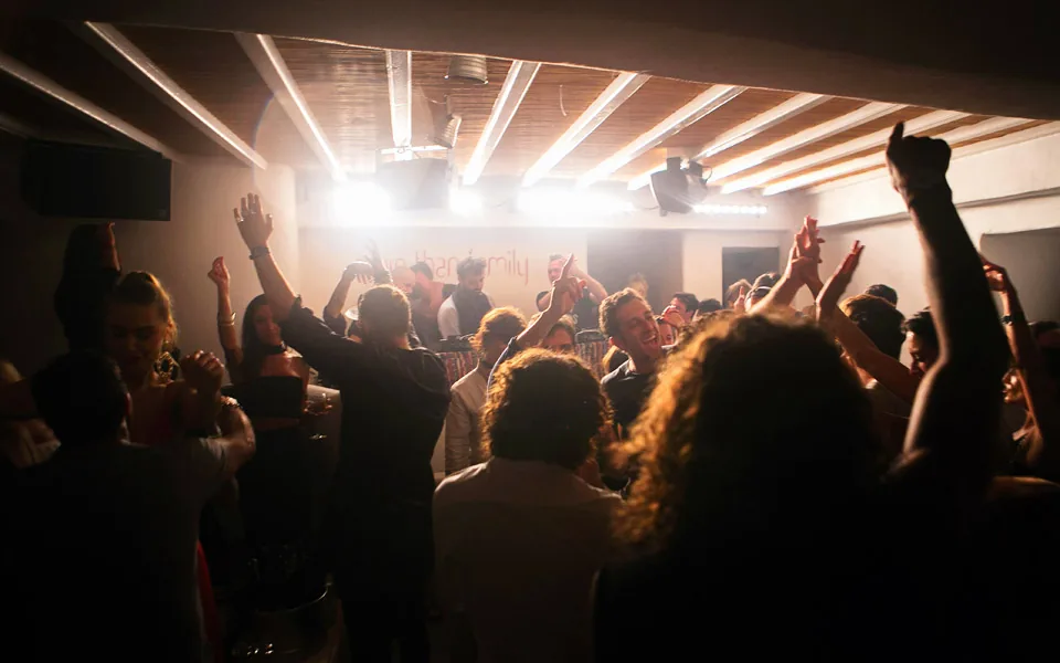 Moni - night club
