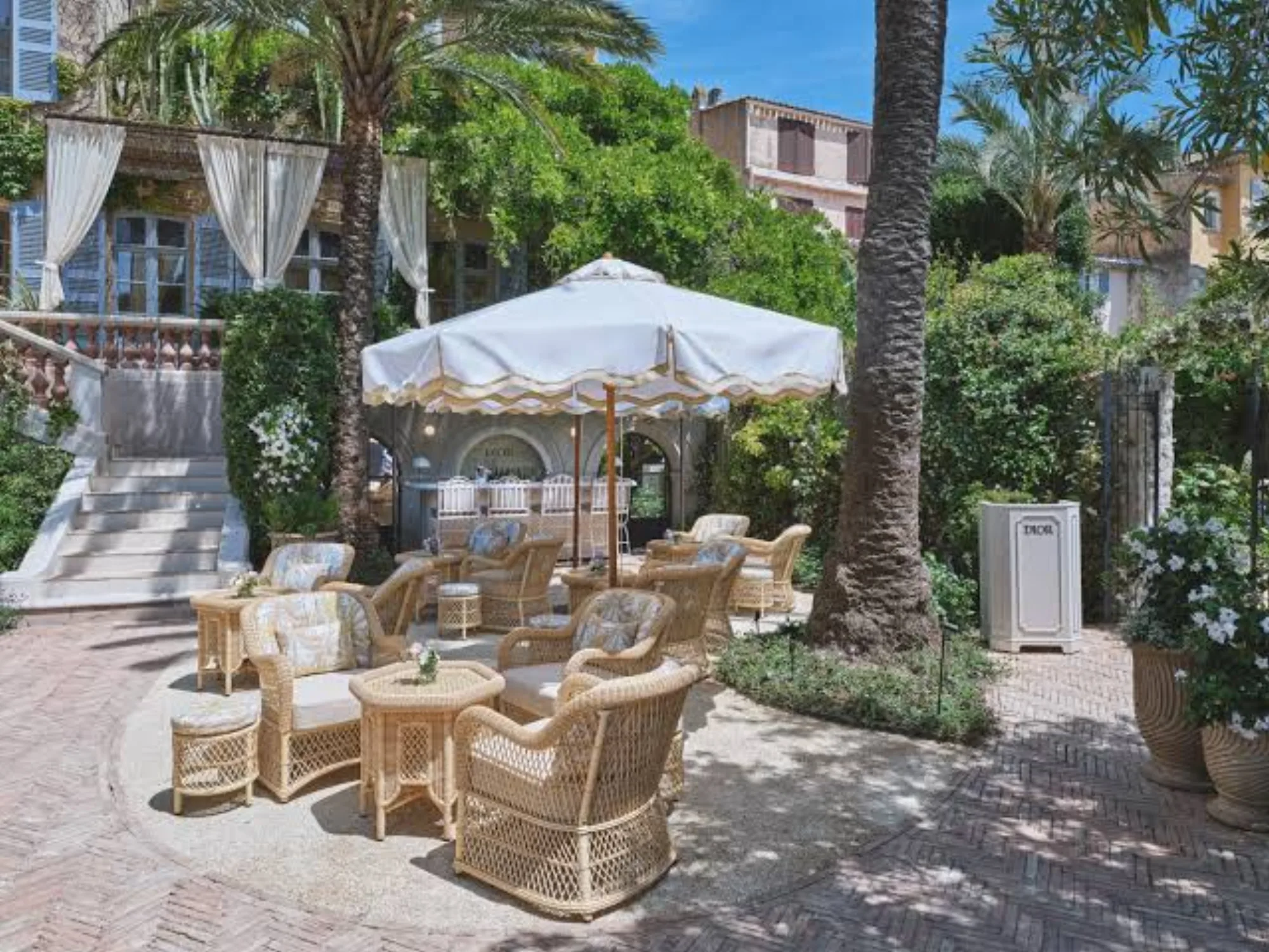 Monsieur Dior - garden lounge