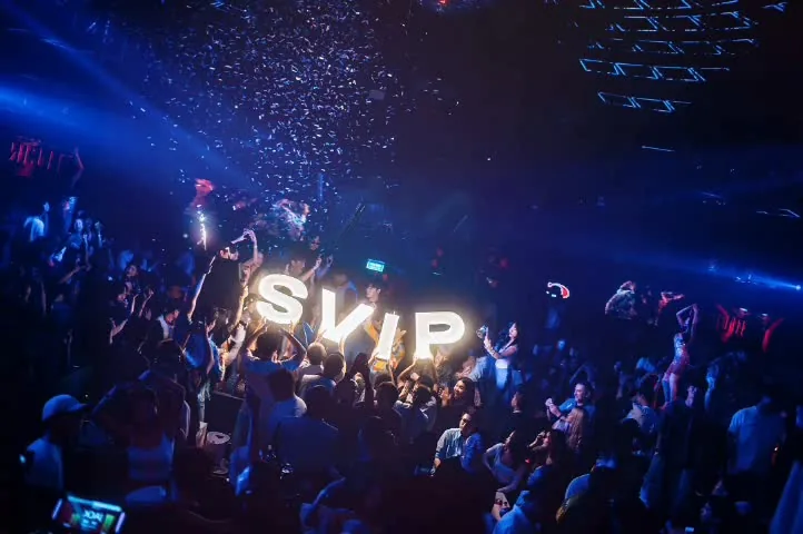 Muin - svip crowd confetti