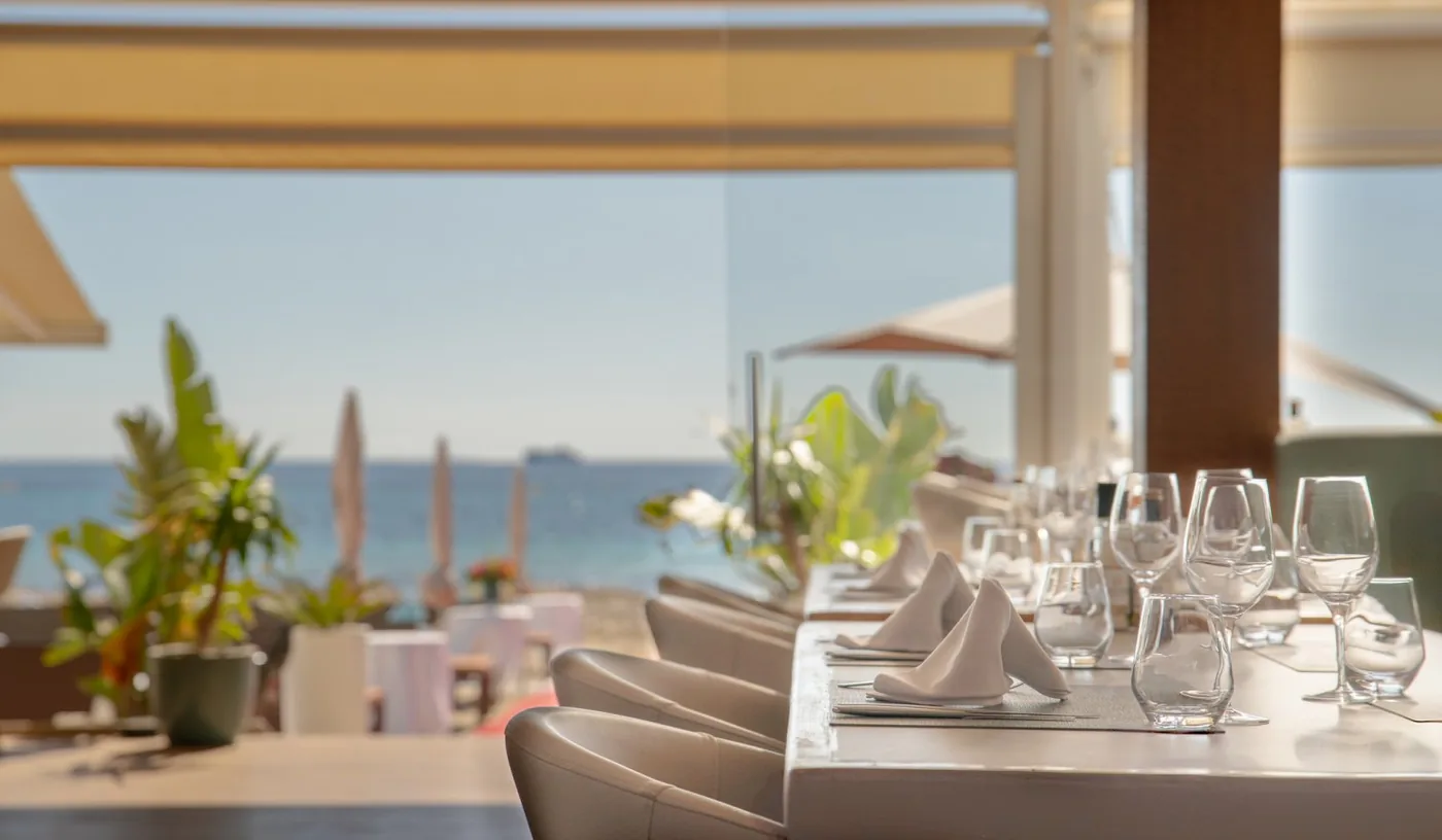 Nassau Beach Club - terrace dining