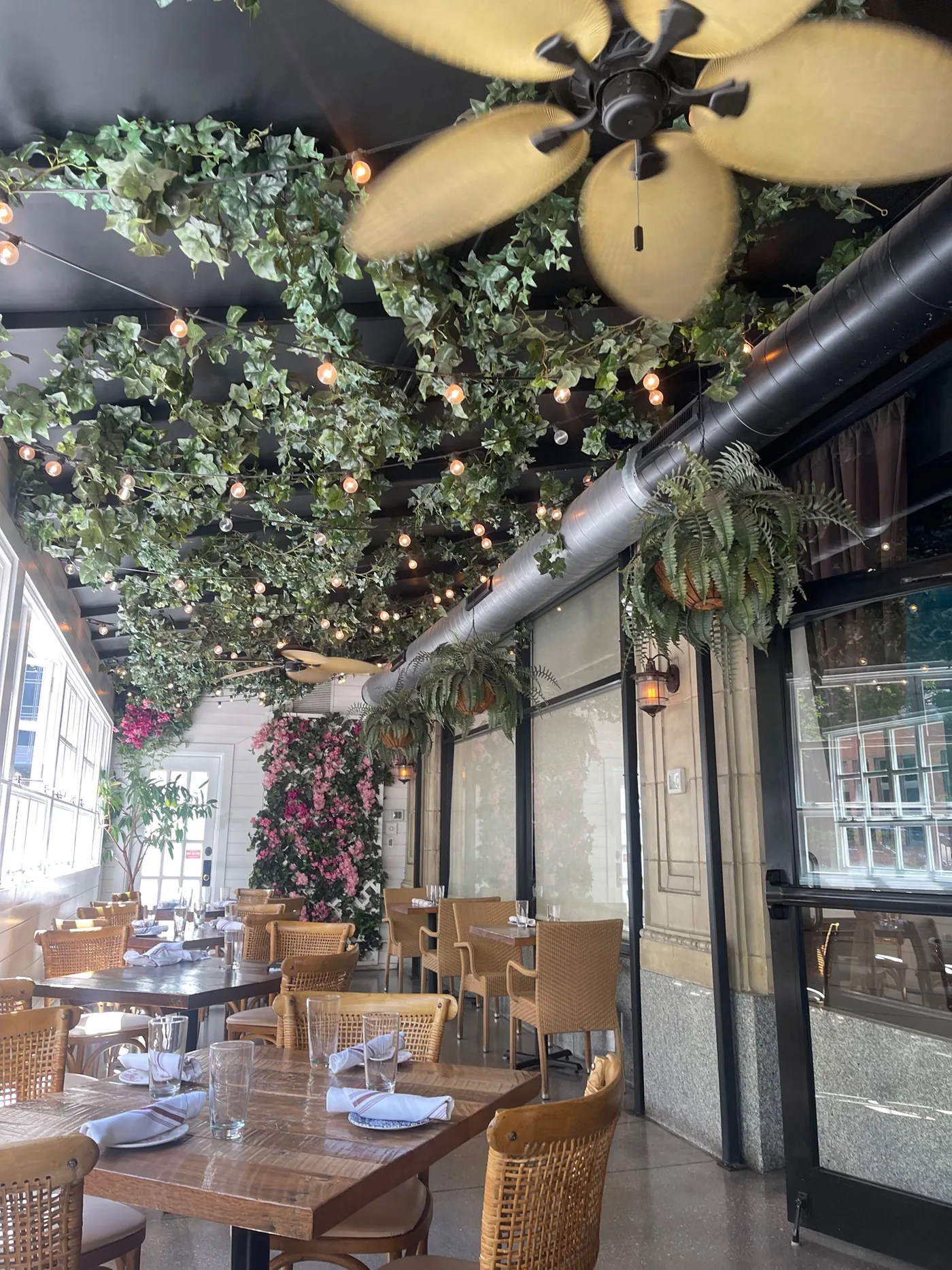 Nonnina - greenery dining room 2