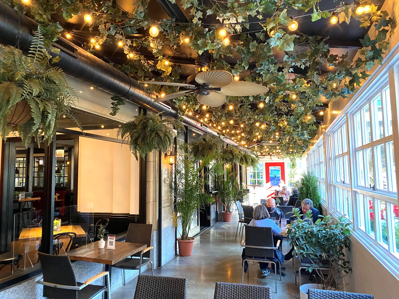 Nonnina - greenery dining room