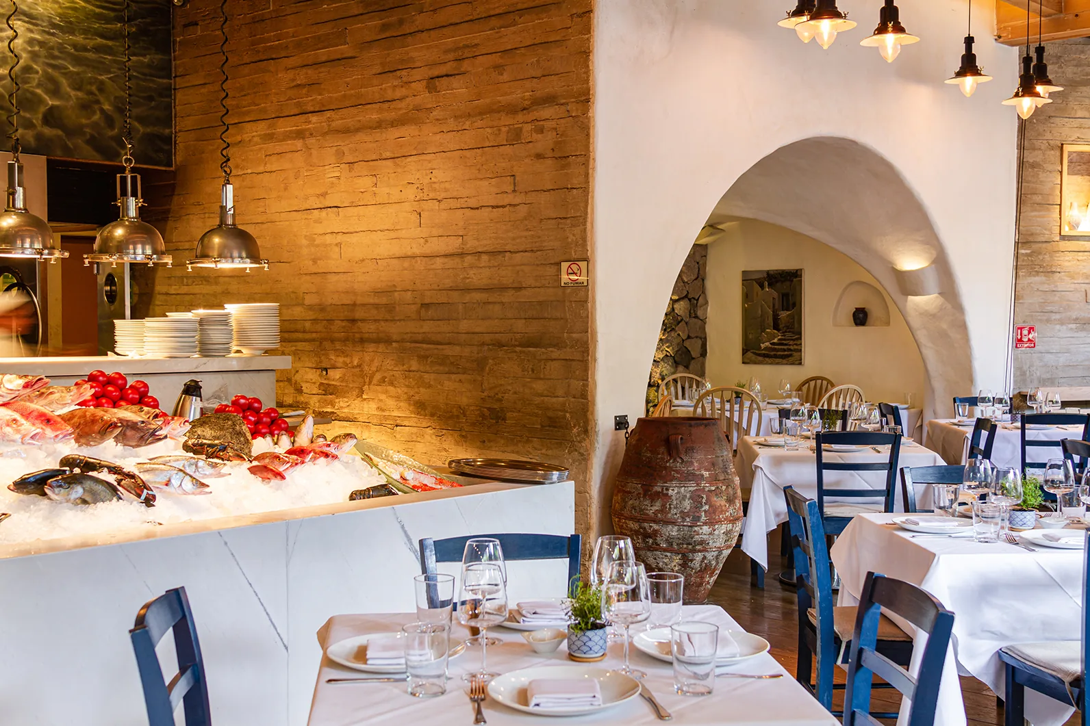 Nostos - Lomas de Chapultepec - interior with iced fish display
