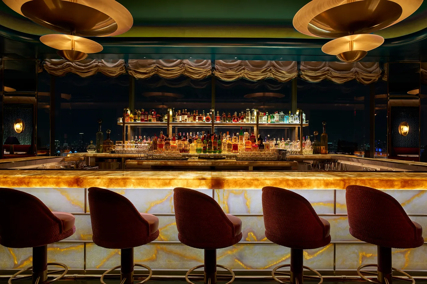 Nubeluz - glowing onyx bar interior