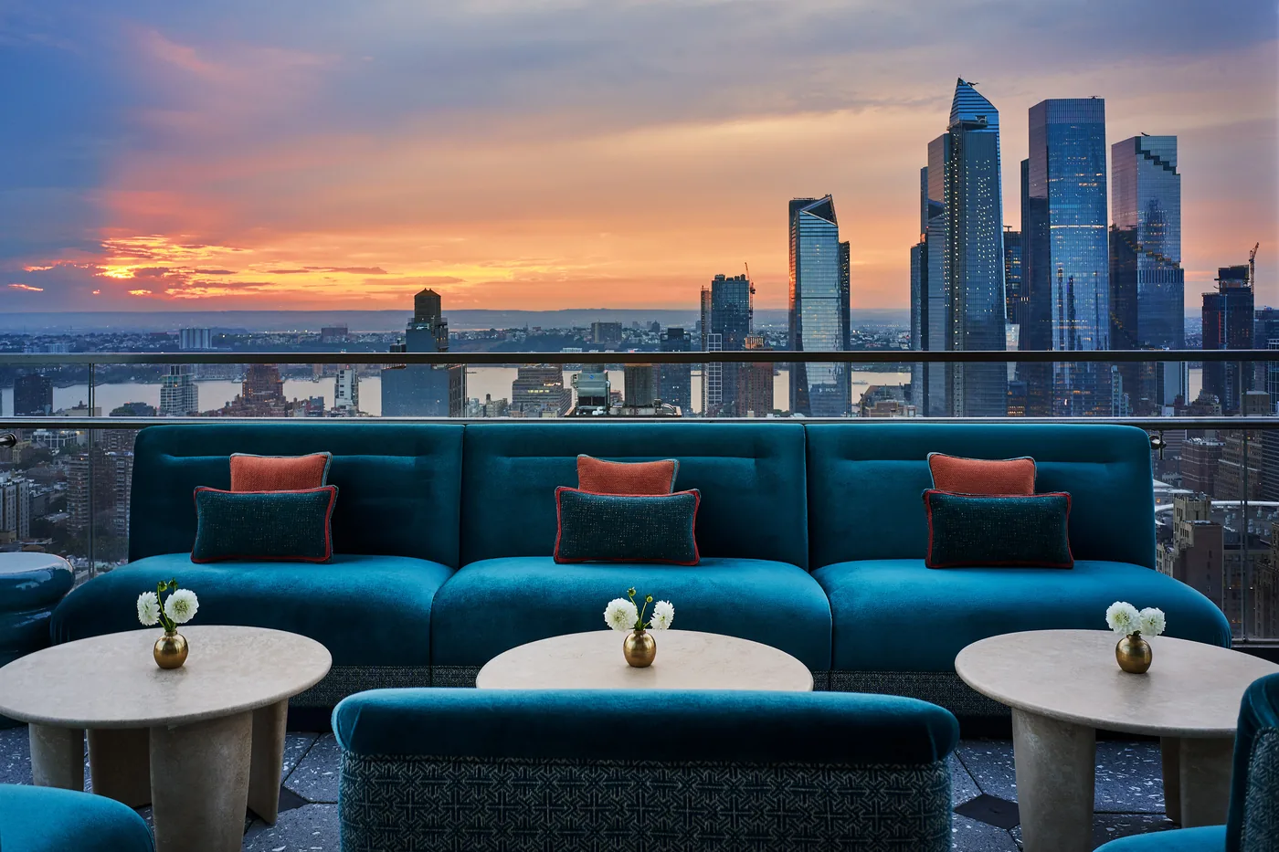 Nubeluz - terrace banquette sunset skyline