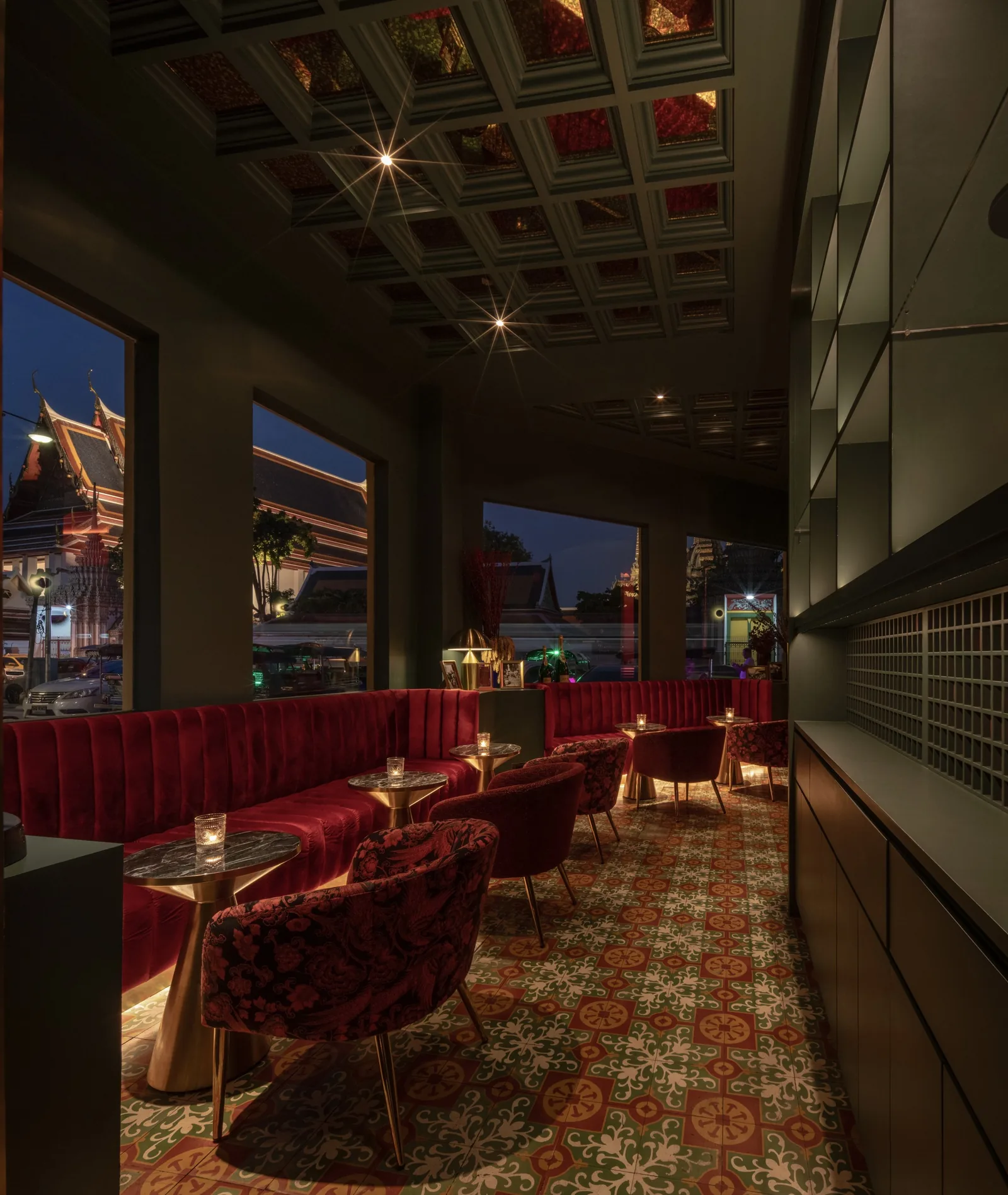 Nusara - interior lounge red velvet booths