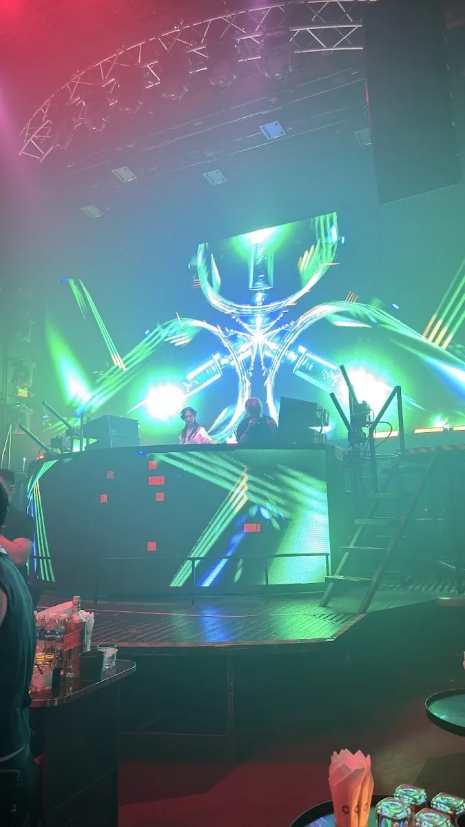 Onyx - fix green kinetic palm spider stage light structure with lasers distinctive stage centerpiece