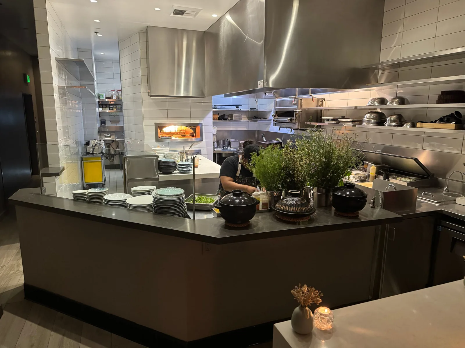 Orsa & Winston - open kitchen pass