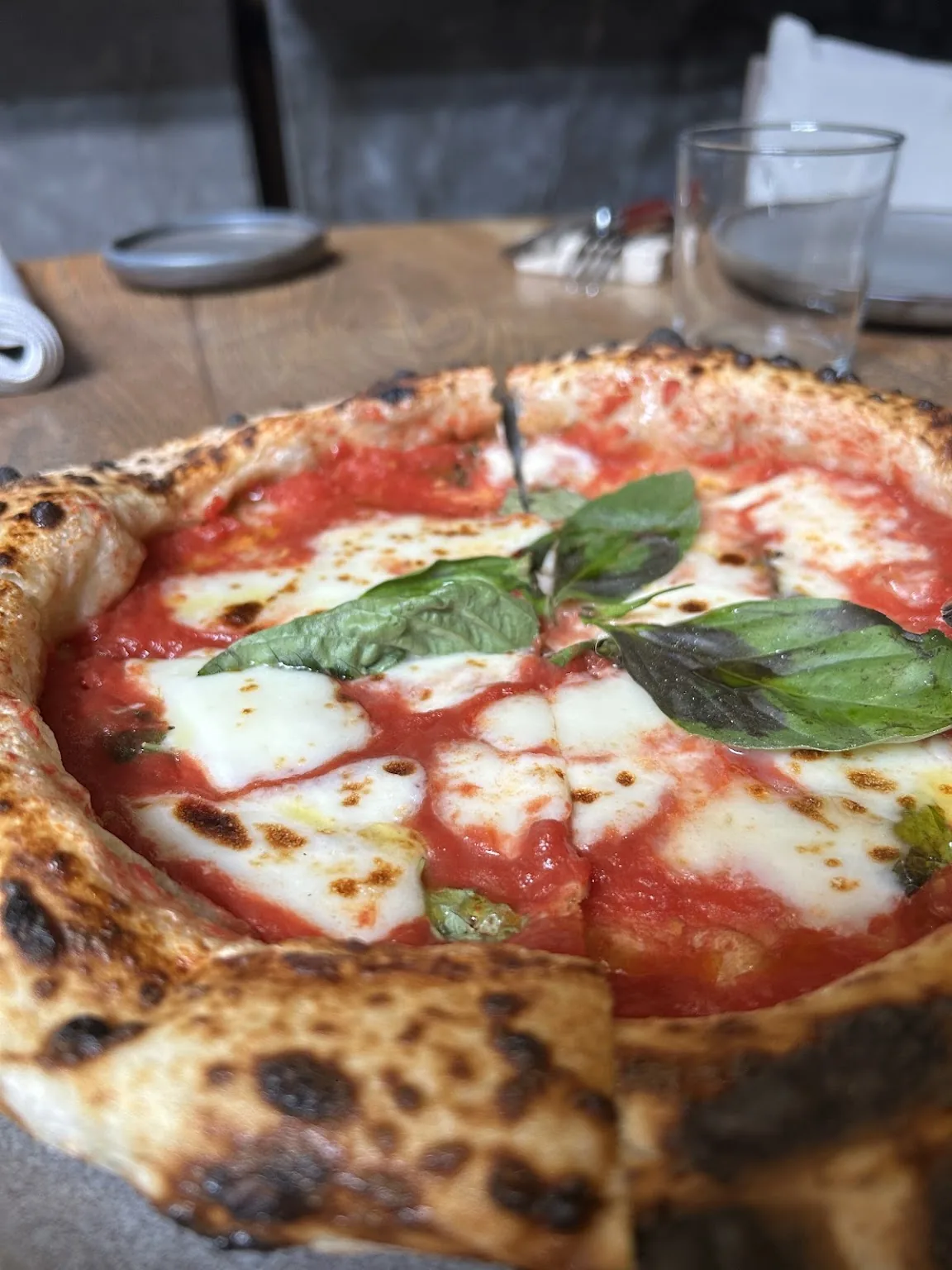 Osteria del Becco - pizza margherita from the wood oven