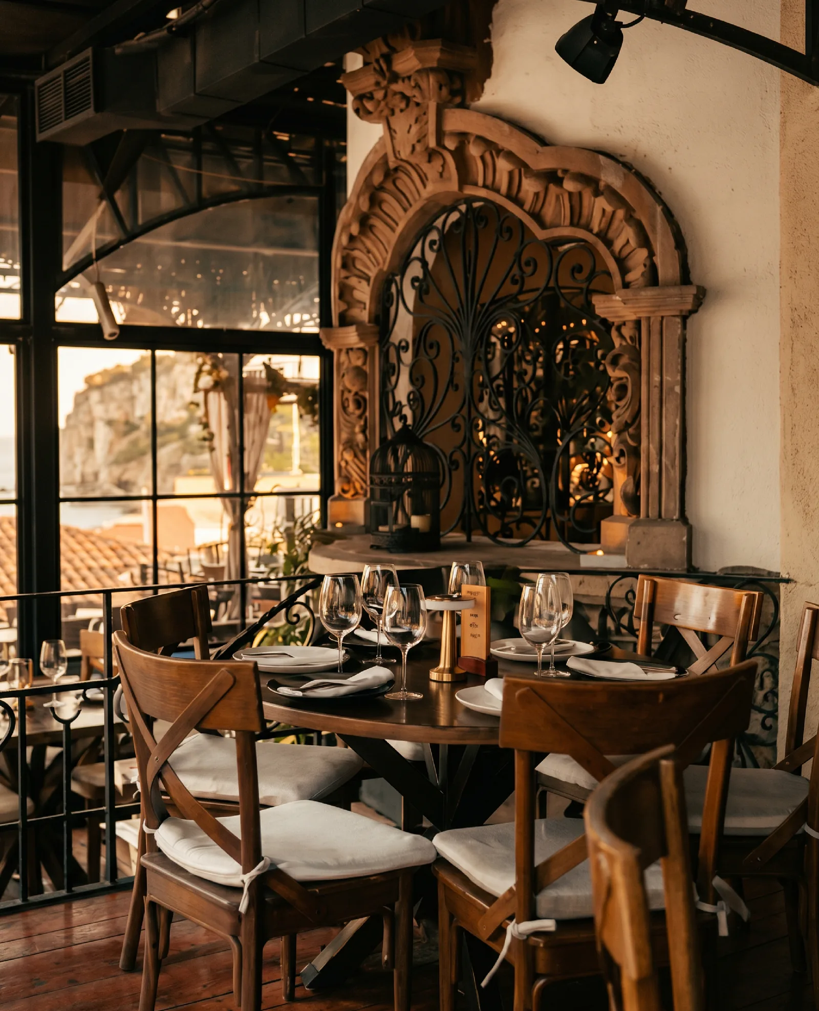 Parole - interior dining room arched mirror