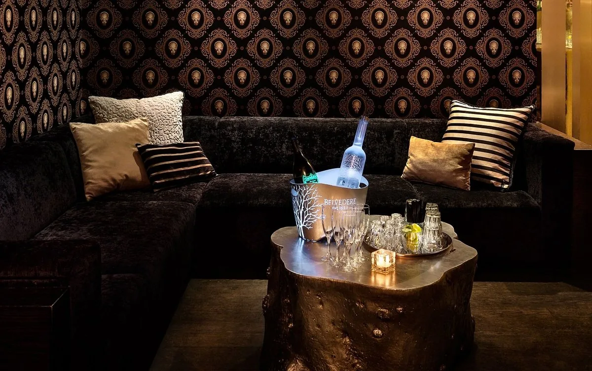 Pierre's Champagne Lounge - lounge bar
