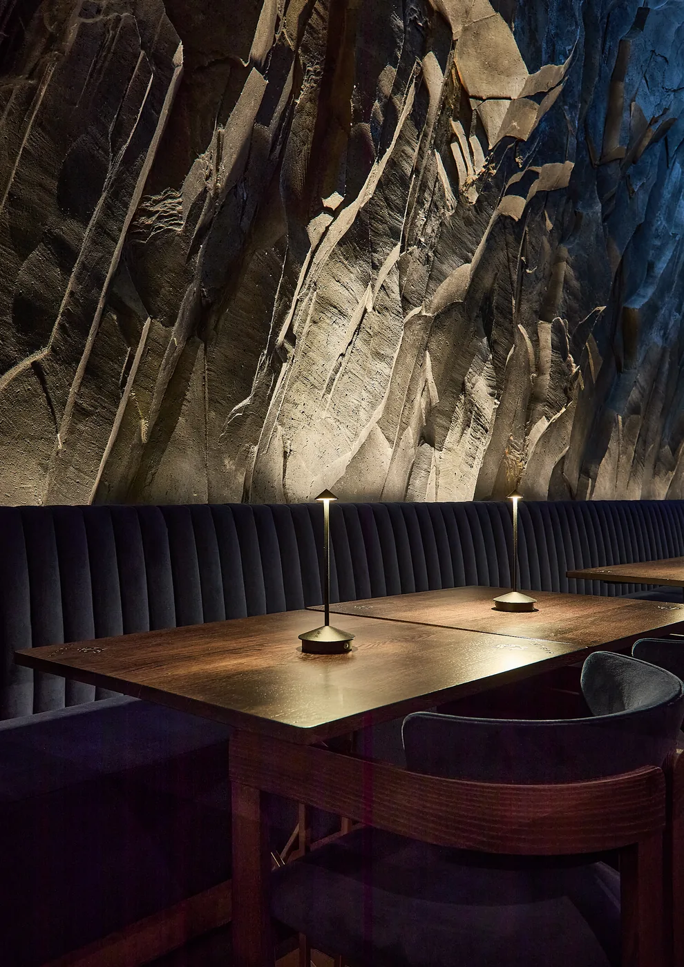 Piraña London - volcanic rock wall banquette