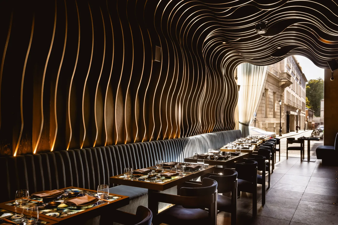 Piraña London - wave ceiling window room