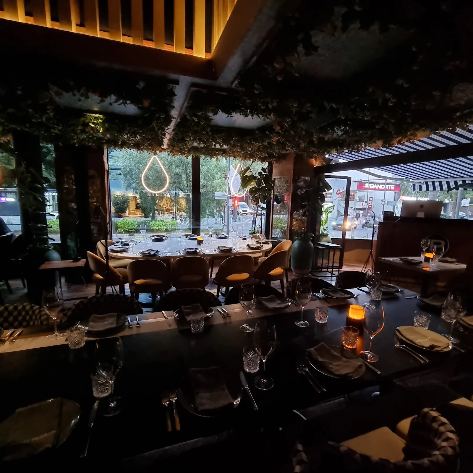 Porfirio's - dining room at night