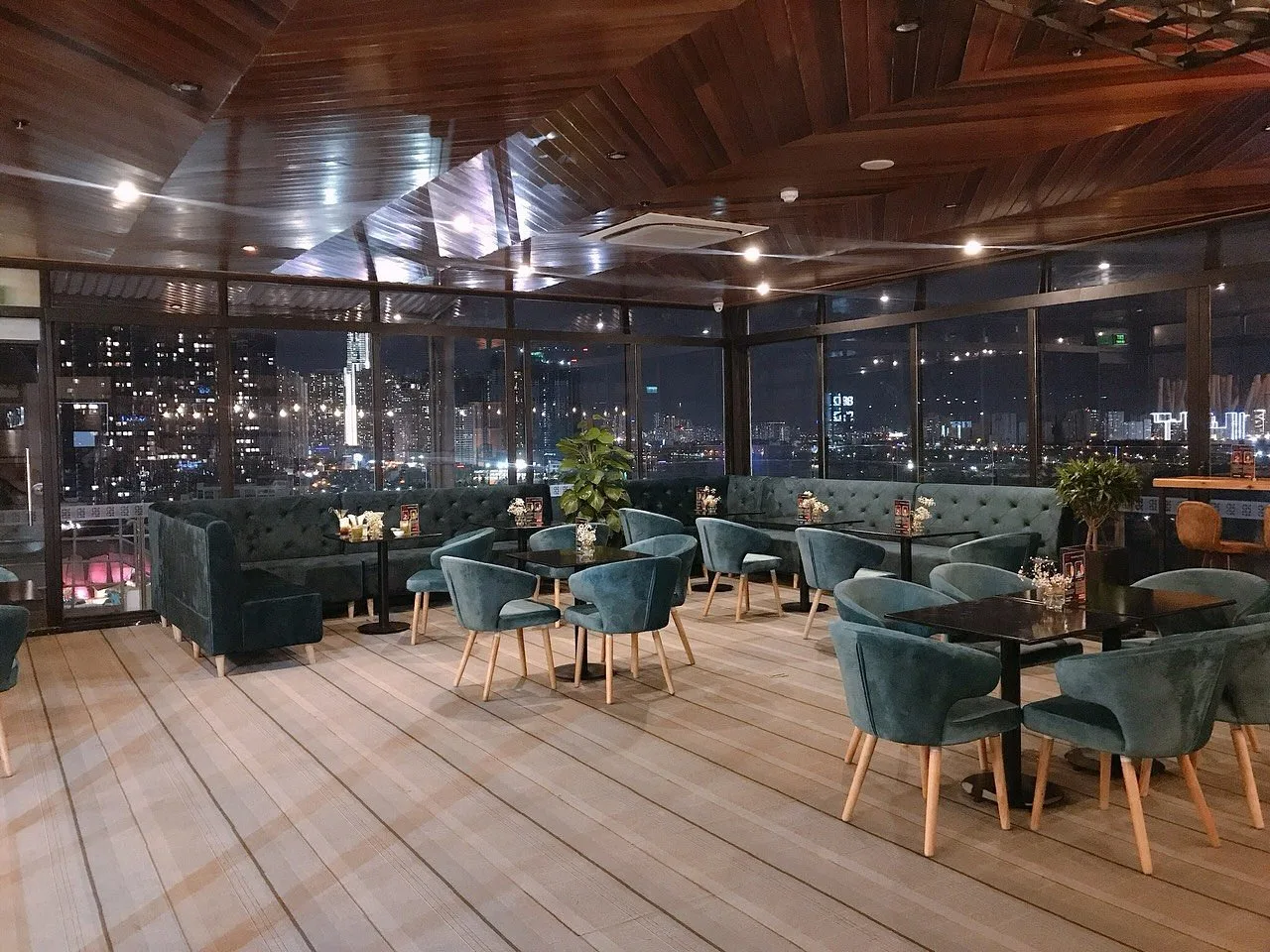Propeller Rooftop Bar, rooftop bars in Saigon 3