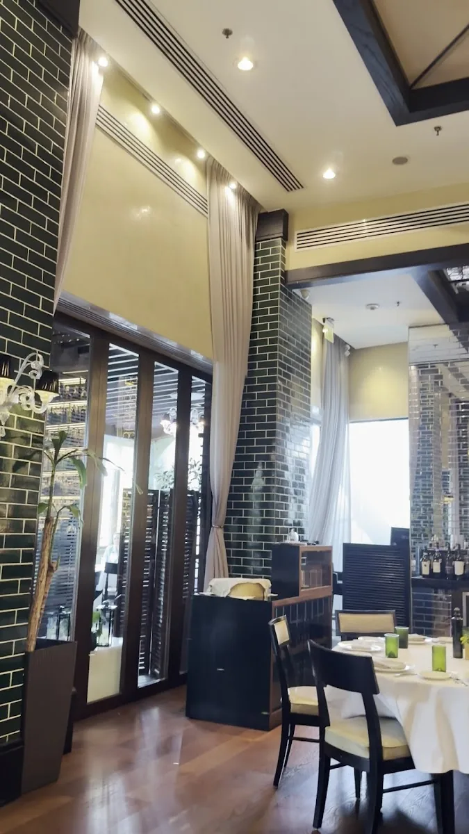 Quattro Gastronomia Italiana - dining room by the windows