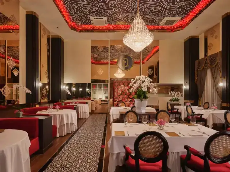 R-Haan - red ceiling grand hall