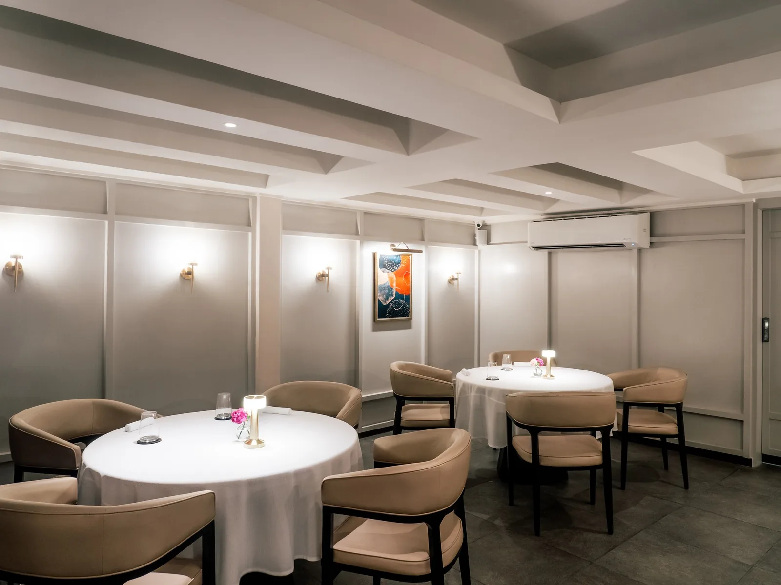 Resonance - round table dining room