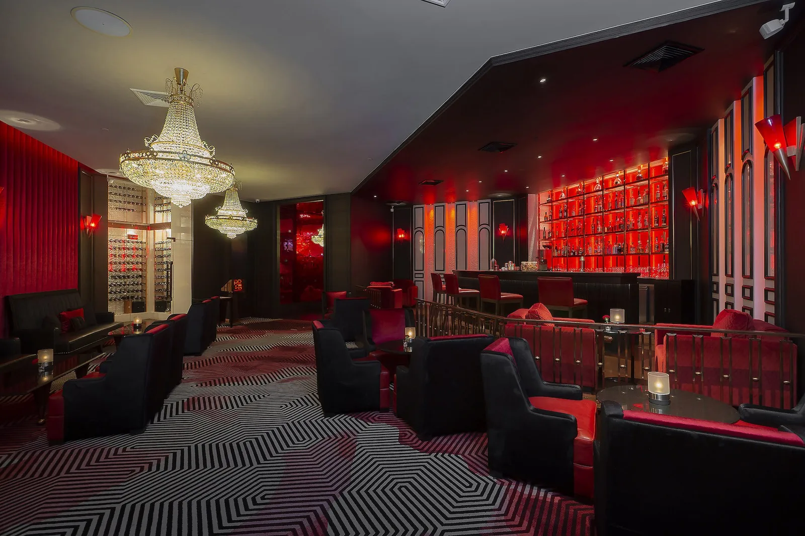Rib Room & Bar - lounge chandeliers