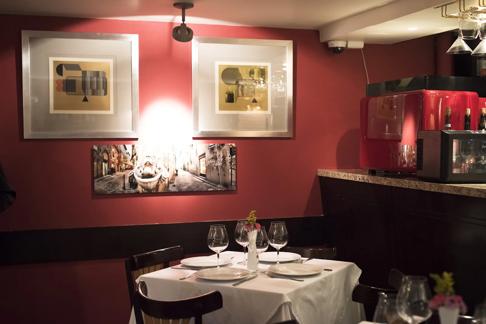 Ristorante Romina - interior dining room red walls